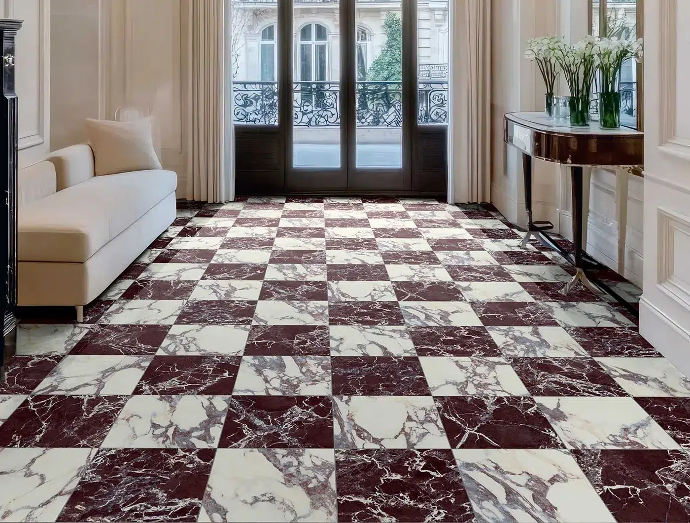 Sol en damier 30x30 effet marbre Calacatta Viola et Rosso Lepanto dans un salon haussmannien lumineux