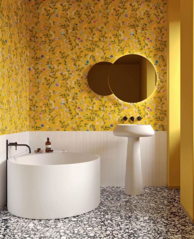 Effet papier peint #yellowtiles #flowerstiles #luminousbathroom #beautifultiles #extrafinetile